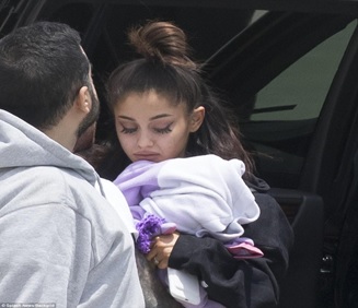 Ca sĩ Ariana Grande sang chấn tinh thần sau vụ nổ bom tại Anh