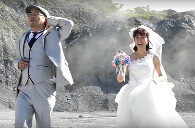 Cặp đôi chụp ảnh cưới bên cạnh vụ nổ lớn bị dân mạng 'ném đá' dữ dội