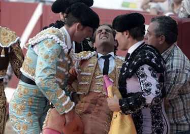 Kinh hoàng: Đấu sĩ lừng danh Tây Ban Nha bị bò tót húc chết khi biểu diễn
