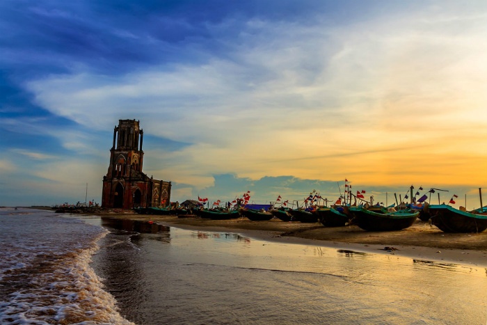 Một trái tim bỏ hoang trên biển vắng - Nhà thờ đổ Nam Định