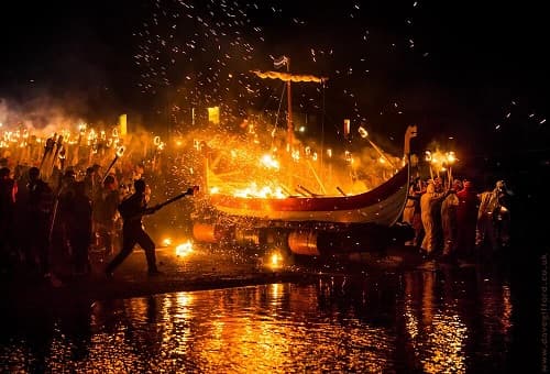 Tham dự lễ hội đốt lửa truyền thống của người Viking trên quần đảo Shetland