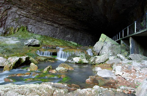 Chiêm ngưỡng 8 hang động ngầm đẹp tuyệt vời trên thế giới