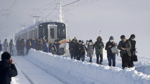 Nhật Bản tuyết dày đặc 'chôn chân' xe lửa