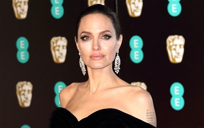 Angelina Jolie bày tỏ tức giận khi bị rò rỉ văn bản phân quyền nuôi con với Brad Pitt