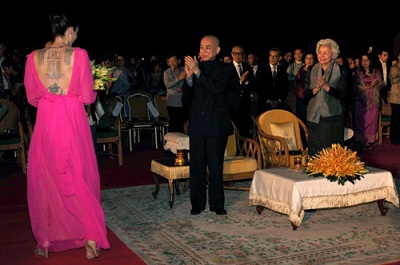 Angelina Jolie mặc váy hở lưng, khoe hình xăm chằng chịt trước nhà vua Campuchia