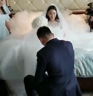 Cô dâu Trương Hinh Dư mặc váy trắng tinh khôi được ông xã hô vang 'Bà xã của anh'