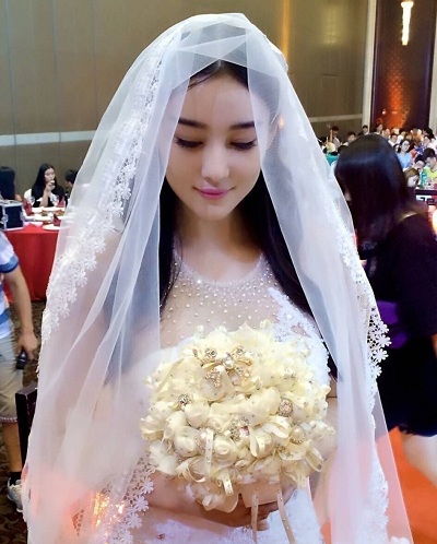Cô dâu Trương Hinh Dư mặc váy trắng tinh khôi được ông xã hô vang Bà xã của anh