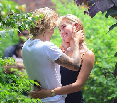 Justin Bieber ôm hôn Hailey Baldwin cực lãng mạn 