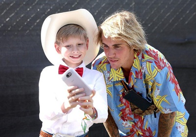 Justin Bieber xông vào đấm kẻ bạo lực với phụ nữ tại lễ hội Coachella