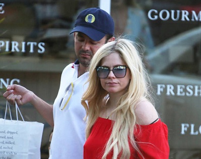 Nữ ca sĩ Avril Lavigne đang hẹn hò con trai tỷ phú Mỹ