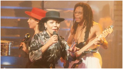Nữ ca sĩ đình đám “Lambada” của thập niên 90 qua đời thảm khốc
