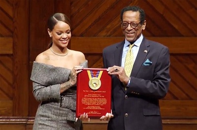 Rihanna nhận giải thưởng nhân đạo của Đại học Harvard