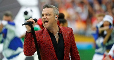 Robbie Williams giơ 'ngón tay thối' tại khai mạc World Cup bị 'mafia Nga' truy lùng