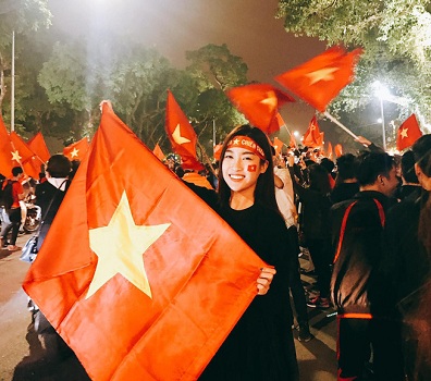 Sao Việt xuống phố ăn mừng chiến thắng của U23 Việt Nam như bao cổ động viên
