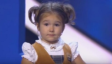 Bé gái Nga 4 tuổi nói lưu loát 7 thứ tiếng