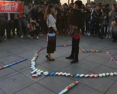 Cái kết bất ngờ của chàng trai tỏ tình với bạn gái bằng 999 hộp bao cao su
