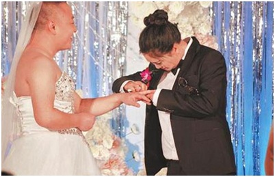 Chuyện lạ ở Trung Quốc: Cô dâu mặc vest còn chú rể lại mặc váy cưới