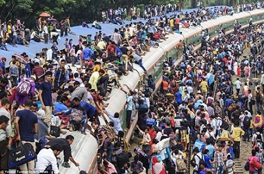 Kinh hãi với ‘biển’ người ngồi kín nóc tàu mỗi sáng ở Bangladesh