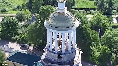 Flycam ghi cảnh gượng chín mặt cặp đôi Nga quan hệ trên nóc tu viện