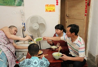 Trung Quốc: Câu chuyện cảm động về cuộc hôn nhân một vợ hai chồng