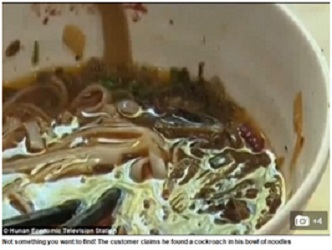 Trung Quốc: Chủ quán bị ép nuốt gián vì bán mỳ bẩn