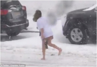 Cô gái không mặc quần đi ra ngoài giữa bão tuyết