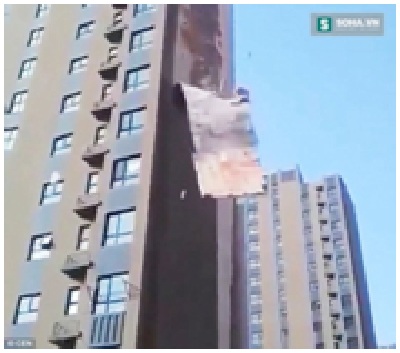 Trung Quốc: Hãi hùng tường tòa cao ốc rơi từng mảng lớn do làm ăn căt xén