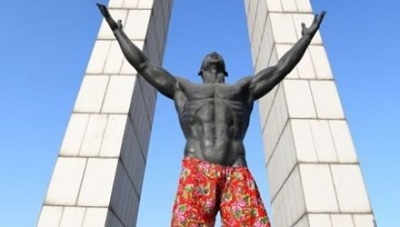 Kỳ lạ bức tượng khỏa thân mặc quần tại Trung Quốc