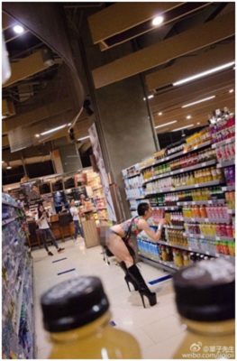 Văn hóa xuống cấp: Nam thanh niên mặc đồ quái gở đi siêu thị