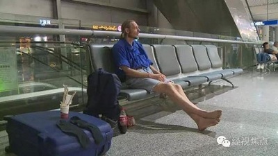Người đàn ông si tình vượt 4.500km đợi bạn gái 10 ngày ở sân bay