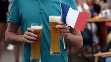 Nhiều cách lách luật để được uống bia tại Pháp mùa Euro