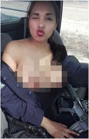 Để lộ ngực trần, nữ cảnh sát Mexico được mời làm người mẫu