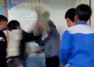 Trung Quốc:Thầy giáo bị nhóm nam sinh đánh tơi tả