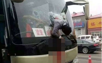 Trung Quốc: Người đàn ông mất thăng bằng, lao thẳng vào cửa kính xe khách