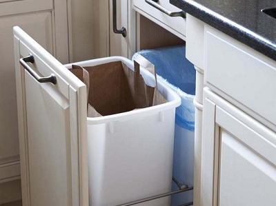 Những tác hại không ngờ nếu bạn đặt thùng rác trong tủ bếp