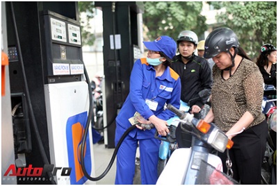 Giá xăng tăng nhẹ, dầu đồng loạt giảm giá