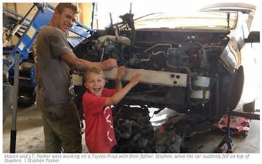 Sức mạnh kỳ diệu giúp bé trai 8 tuổi cứu sống bố bị xe 1,4 tấn đè