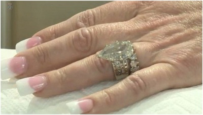 Cặp vợ chồng bới hơn 7 tấn rác để tìm nhẫn kim cương 10 tỷ đồng