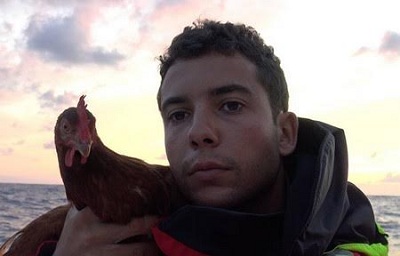Chàng trai đi thuyền vòng quanh thế giới với một con gà