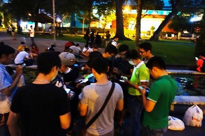Giới trẻ đổ xô về công viên, phố đi bộ Sài Gòn để bắt Pokemon