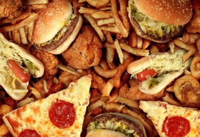 Ăn quá nhiều đồ ăn nhanh dễ làm tắc nghẽn não