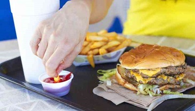 Mối nguy hiểm tiềm ẩn gây ảnh hưởng sức khỏe khi thường xuyên ăn uống ngoài hàng
