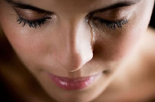 Nguyên nhân nào gây nên tình trạng chảy nước mắt khi ngủ?
