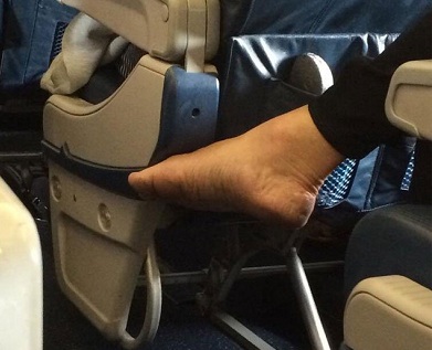 Vì sao khi đi máy bay không nên cởi giày
