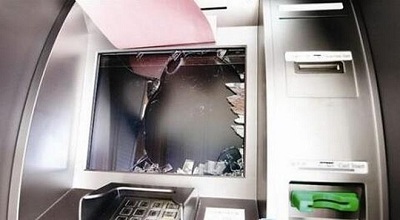 Tức giận không tìm được việc người phụ nữ đập vỡ 22 máy ATM