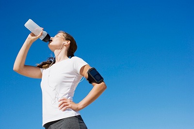 Những tác hại của việc khi đứng uống nước ảnh hưởng đến cơ thể như nào?
