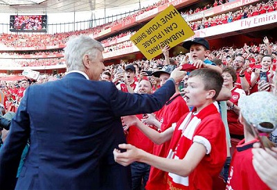 Chiếc cà vạt HLV Wenger tặng cho fan nhí được trả giá nghìn bảng