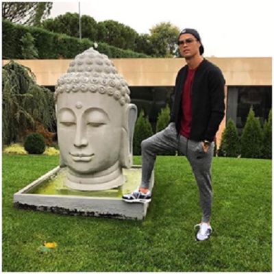 Chụp ảnh khiếm nhã với tượng Phật, C.Ronaldo khiến dư luận dậy sóng