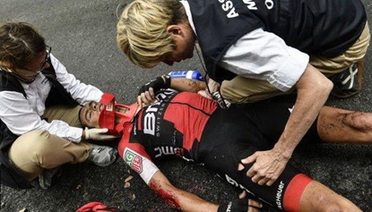 Đổ đèo ở chặng 9 Tour de France khiến 11 tay đua gặp nạn