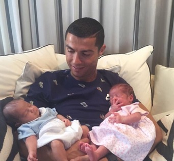Bên lề sân cỏ: Ronaldo hạnh phúc khoe ảnh cặp đôi mới sinh